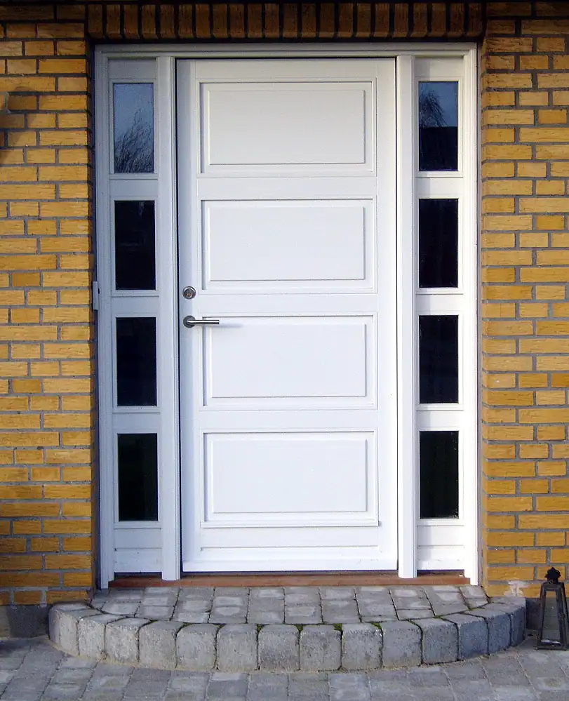 facadedør med sideparti