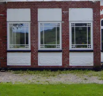 fastkarmsvinduer med dekoration